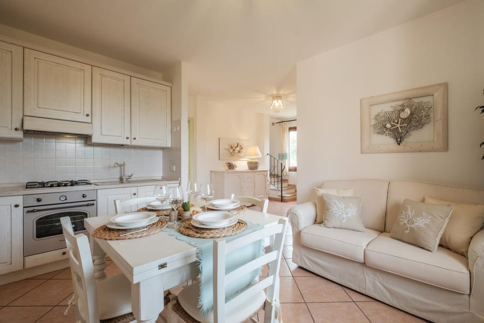 Kitchen or kitchenette, Dining area, dishwasher, oven, stove