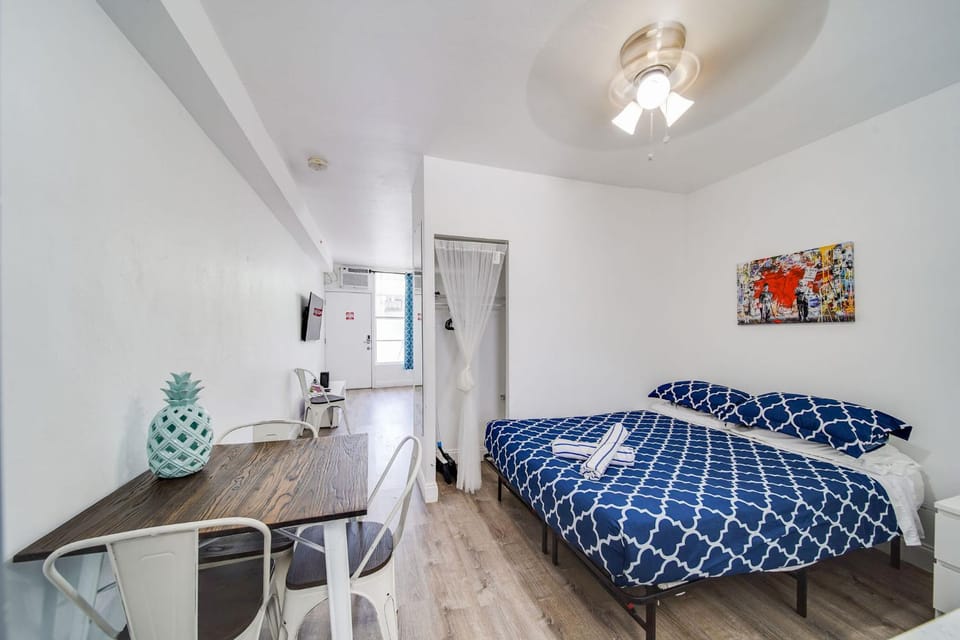 Fresh Ocean Dr, Apt w/2 Queen Beds-Steps 2 Beach Apartment in Flamingo Lummus