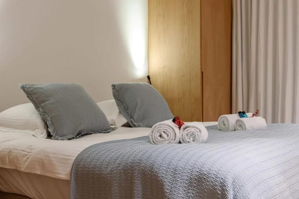 Bed, Bedroom, towels