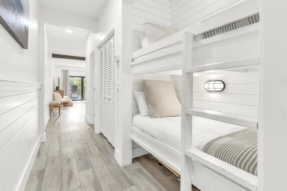 Palms of Seagrove D5, Steps to the Beach, Sleeps 4, Pool, 2 bikes and 5 mins from Seaside House in South Walton County