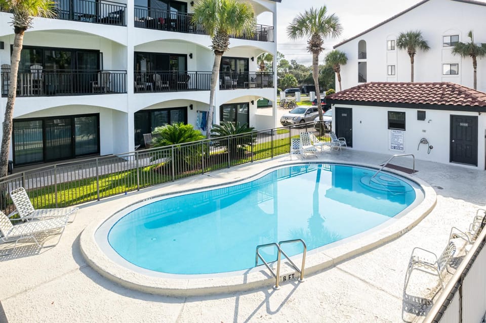Palms of Seagrove D5, Steps to the Beach, Sleeps 4, Pool, 2 bikes and 5 mins from Seaside House in South Walton County