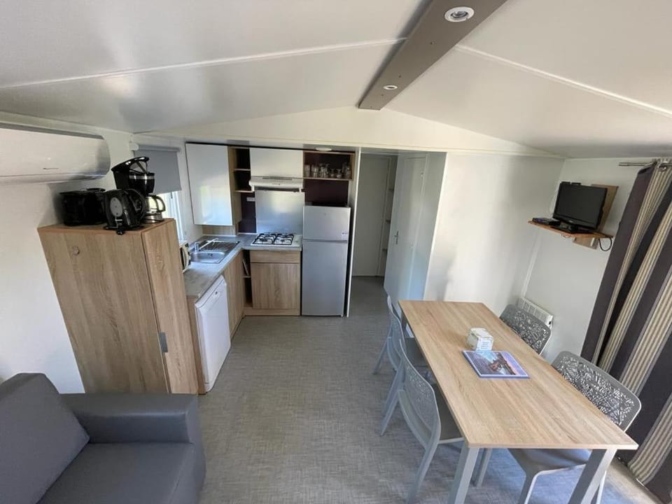 Kitchen or kitchenette, Dining area, dishwasher