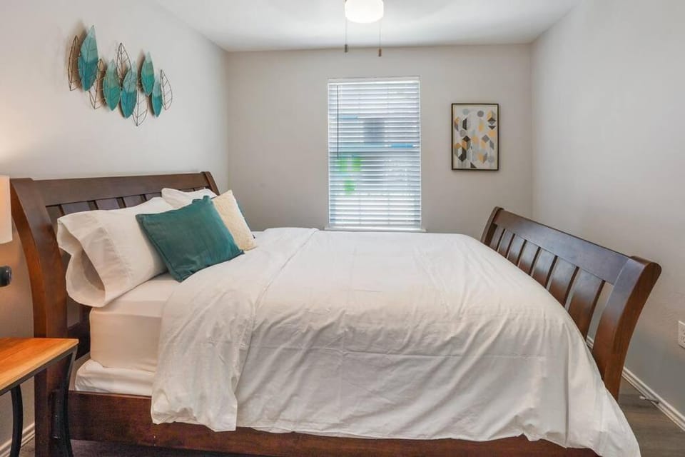 Cozy Two Bedroom Home Minutes from Downtown! House in Houston