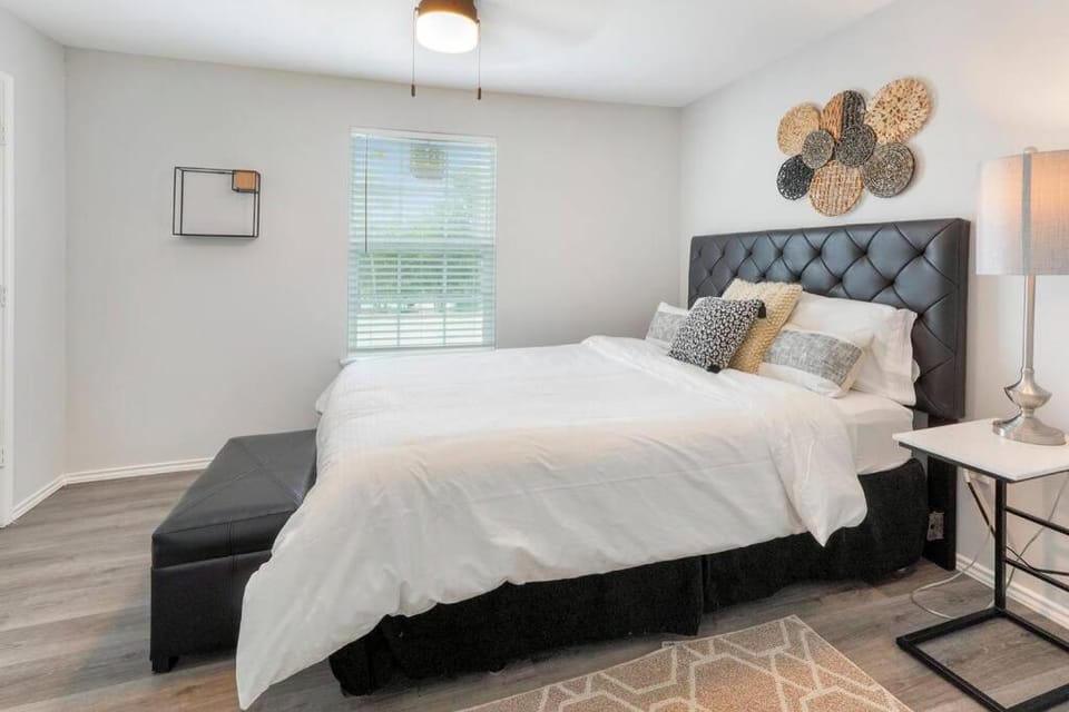 Cozy Two Bedroom Home Minutes from Downtown! House in Houston