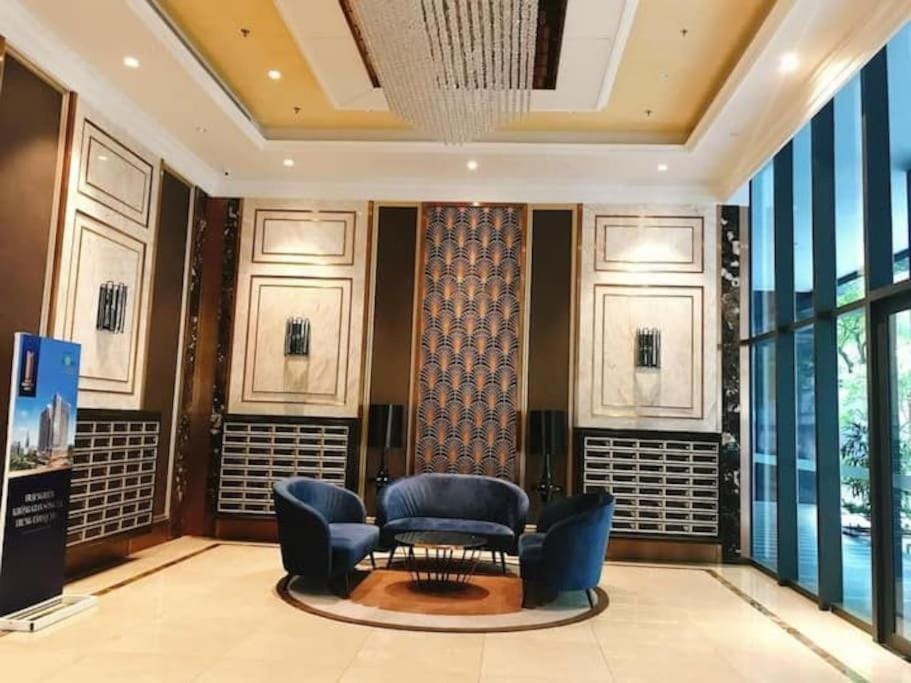 Steps to Vincom/Casino/D1/pool/gym/Netflix/3Beds Apartment in Ho Chi Minh City