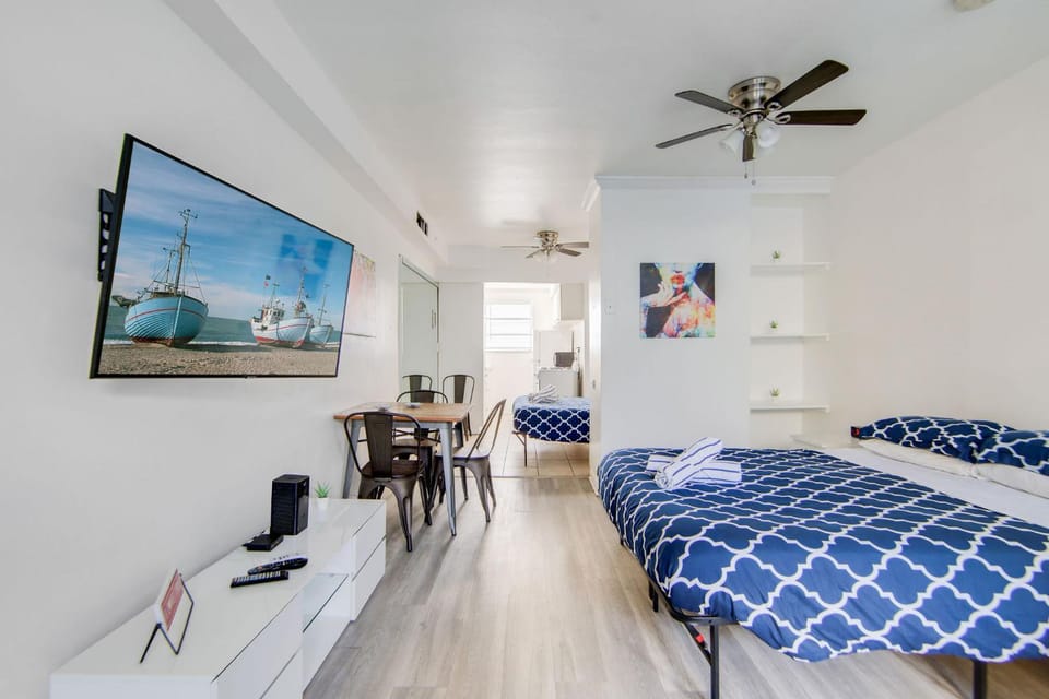 Ocean Drive Best Deal, w/2 Queen Beds, Near Beach Apartment in Flamingo Lummus