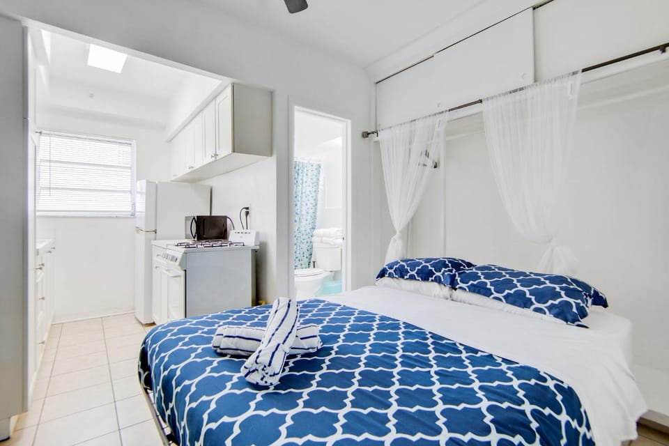 Ocean Drive Best Deal, w/2 Queen Beds, Near Beach Apartment in Flamingo Lummus