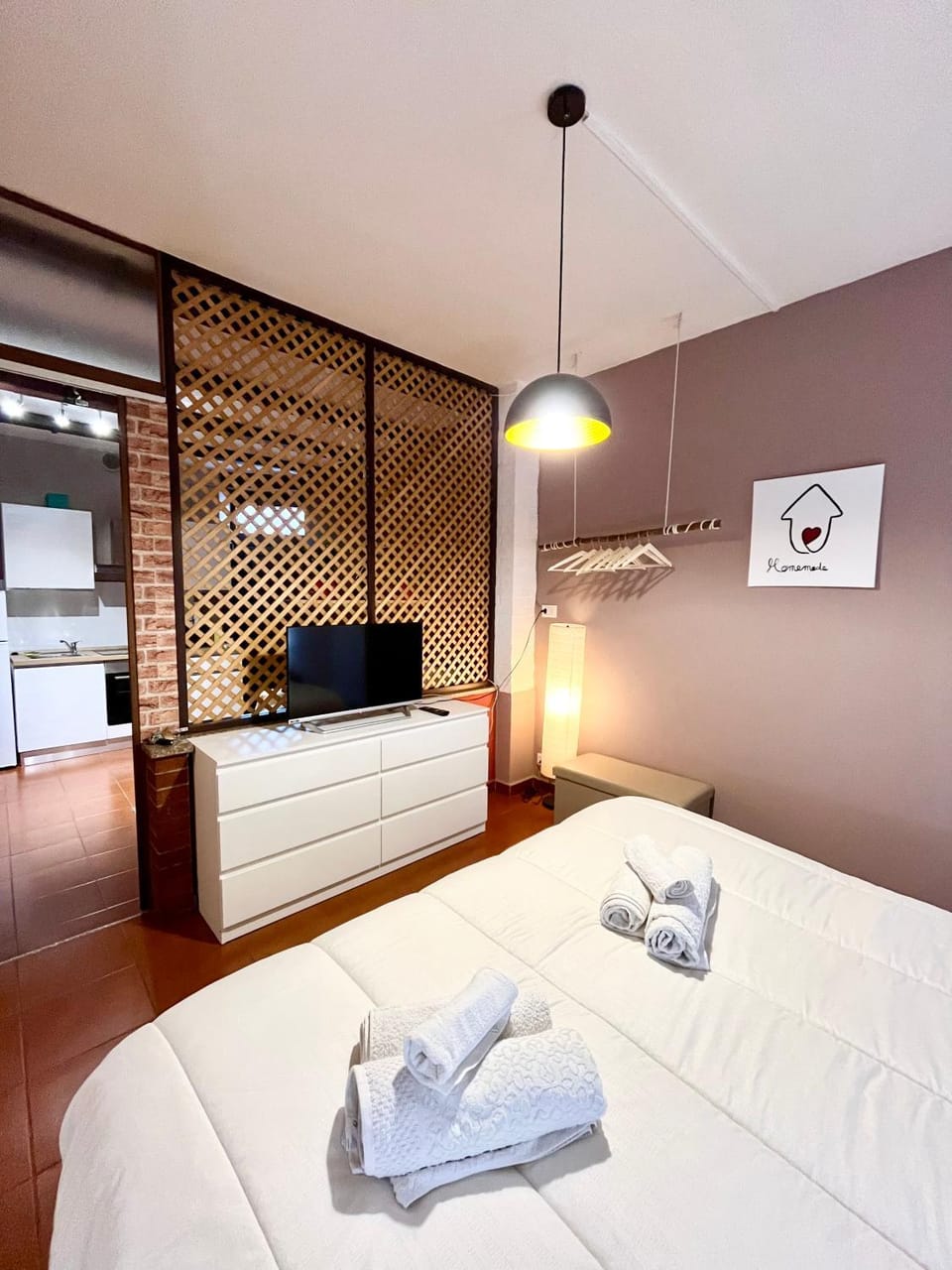 Bed, TV and multimedia, Photo of the whole room, Bedroom, towels