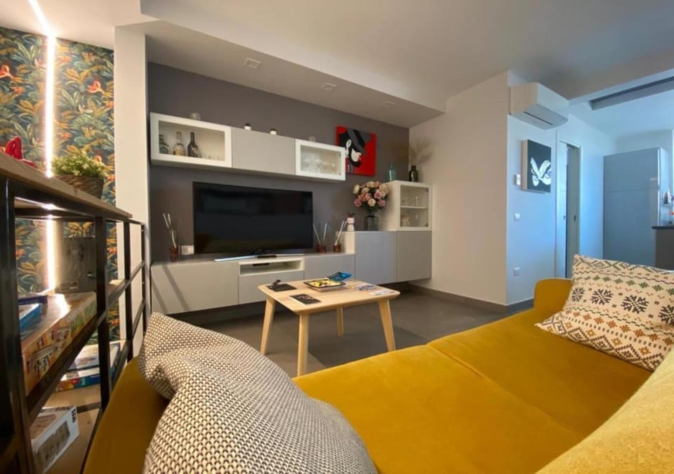 TV and multimedia, Living room, Seating area, Evening entertainment