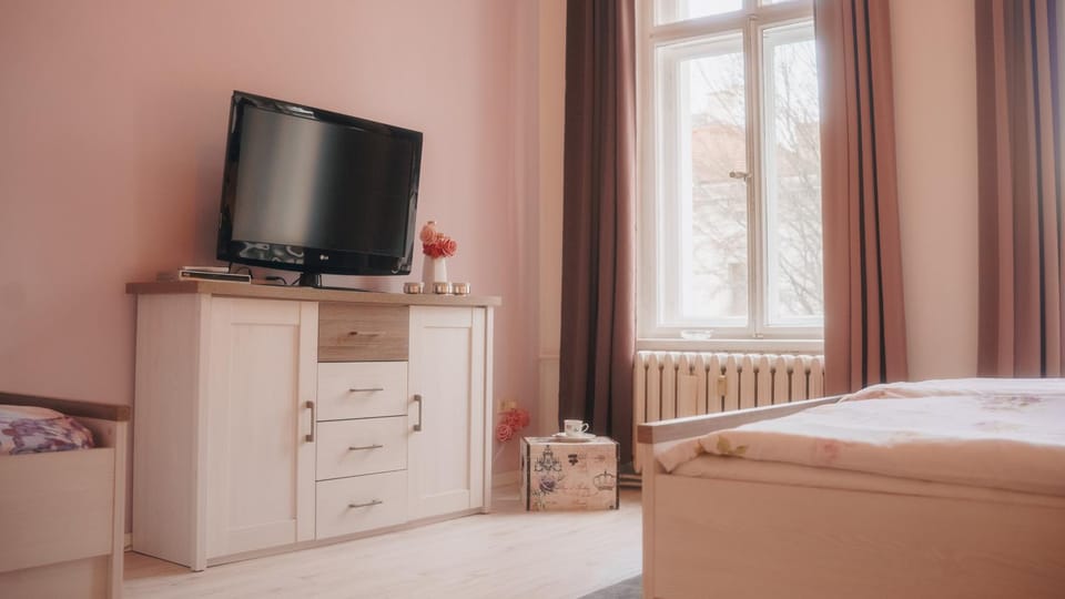 Bed, TV and multimedia, Bedroom