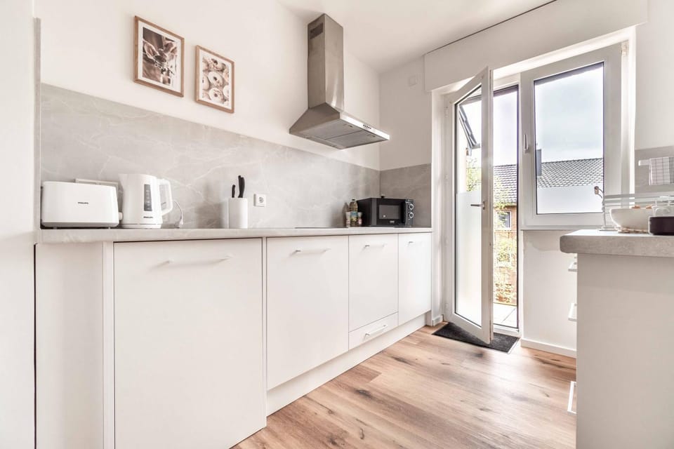 Balcony/Terrace, Kitchen or kitchenette, microwave, stove, toaster, kitchen