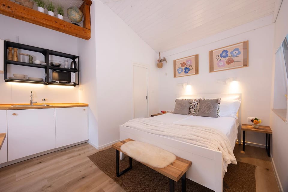 Bed, Bedroom, kitchen