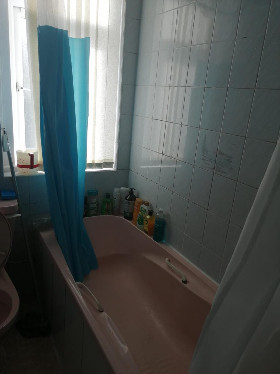 Comfortable Rooms With Work Desks In Cheerful Apartment Glasgow City Vacation rental in Glasgow