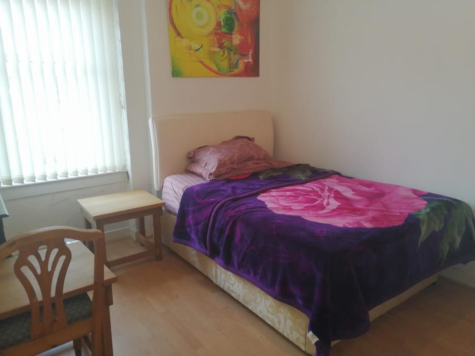 Comfortable Rooms With Work Desks In Cheerful Apartment Glasgow City Vacation rental in Glasgow