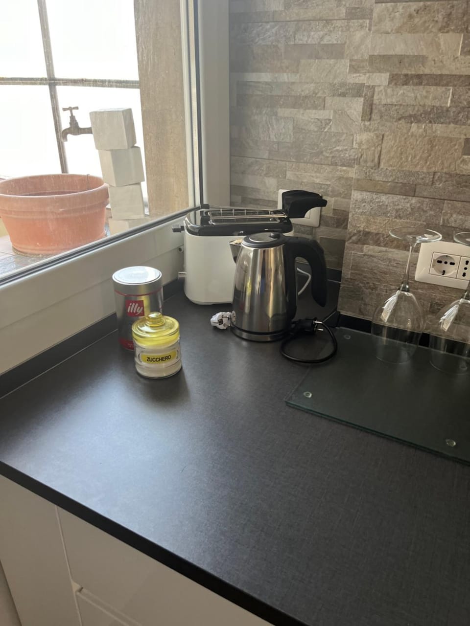 Coffee/tea facilities, toaster