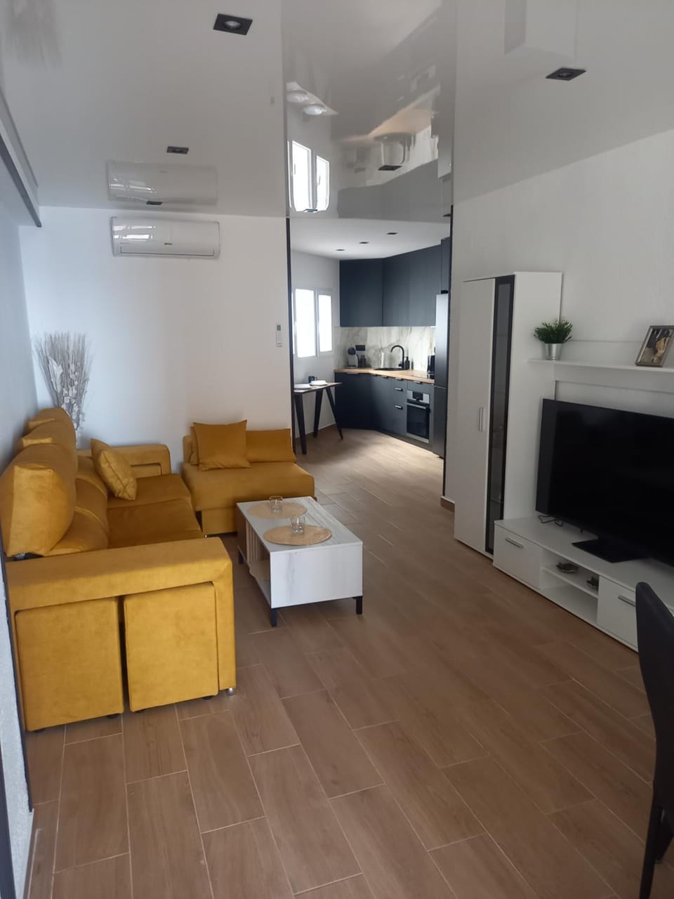 Communal lounge/ TV room, Bed, TV and multimedia, Kitchen or kitchenette, Living room, Photo of the whole room, Seating area, Evening entertainment, air conditioner