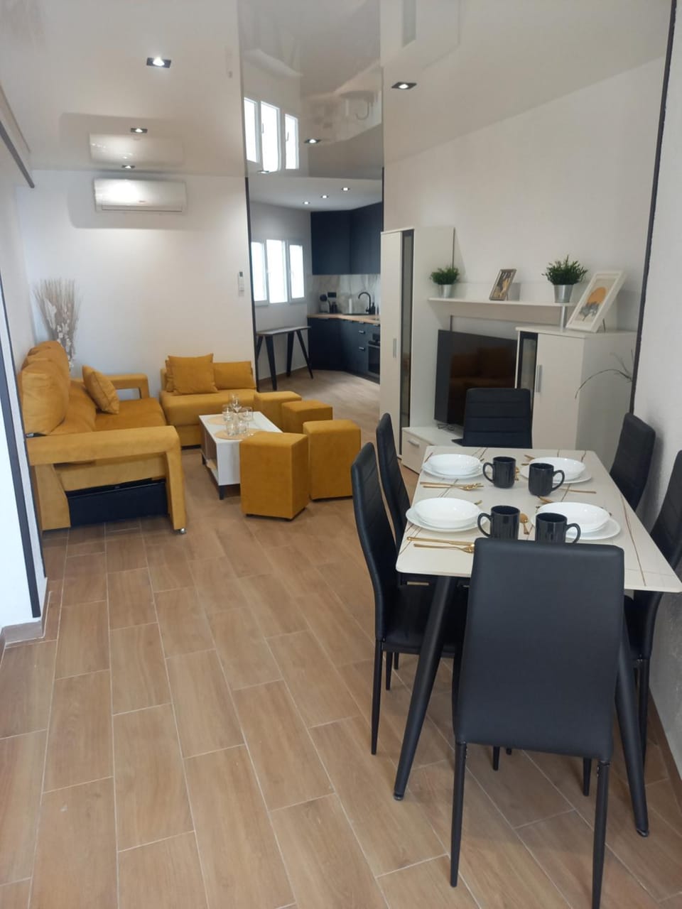 TV and multimedia, Kitchen or kitchenette, Living room, Seating area, Dining area, minibar, oven, pet friendly, air conditioner