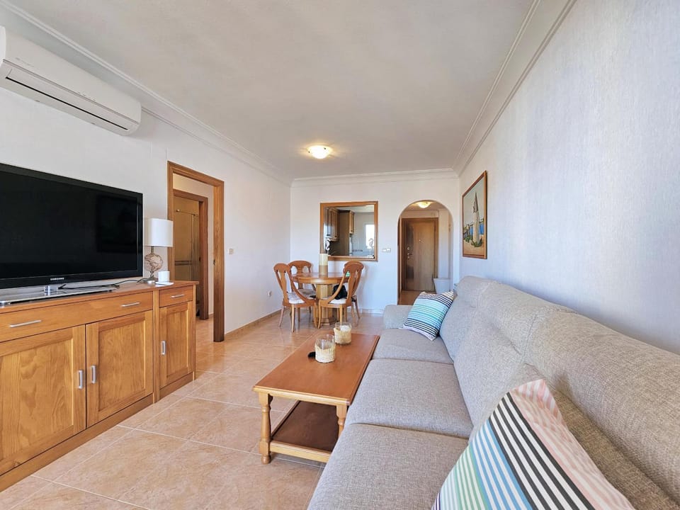 Communal lounge/ TV room, TV and multimedia, Living room, Seating area, air conditioner