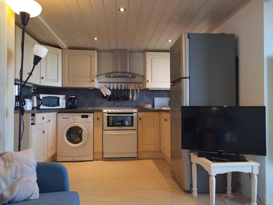 Kitchen or kitchenette, dishwasher, oven, stove, toaster, washing machine