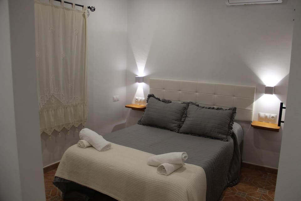 Bed, Living room, Photo of the whole room, Seating area, Bedroom, towels