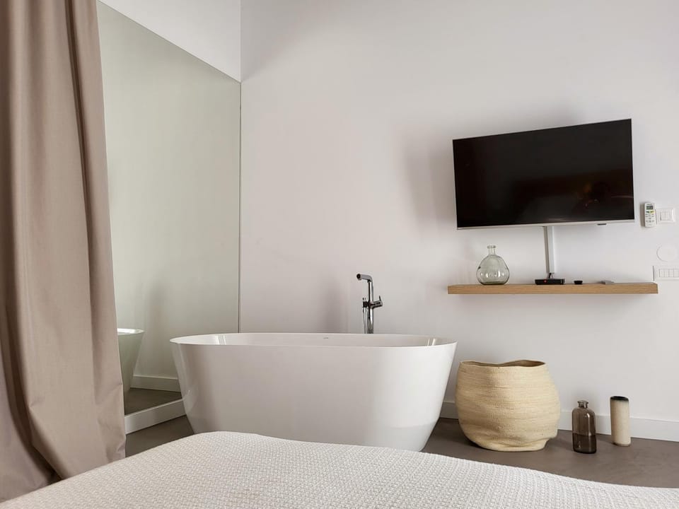 Bed, TV and multimedia, Bedroom, Bath, air conditioner