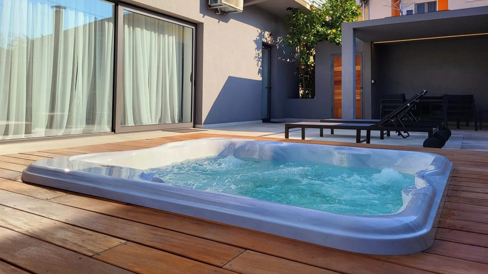 Day, Natural landscape, Hot Tub, Balcony/Terrace, Pool view, sunbed