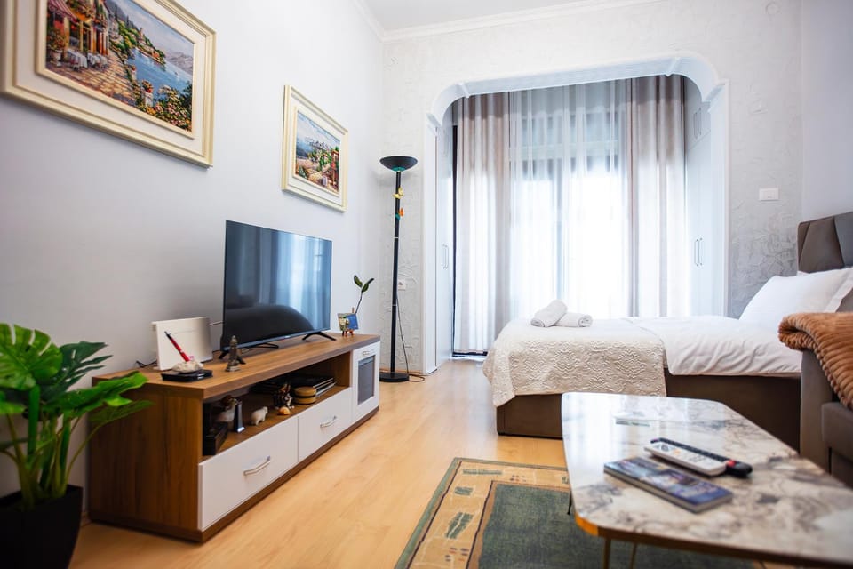 Communal lounge/ TV room, Bed, TV and multimedia, Living room, Photo of the whole room, Seating area, Evening entertainment, towels