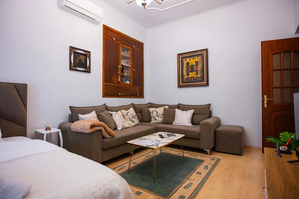 Bed, Living room, Photo of the whole room, Seating area