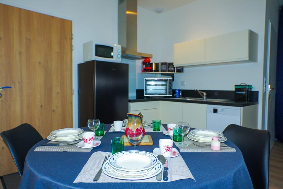 Kitchen or kitchenette, Dining area, minibar, pet friendly