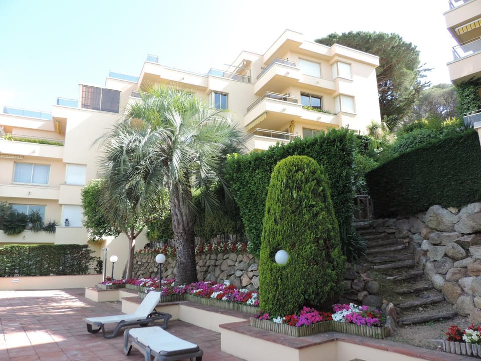 Shower, Toilet, Property building, sunbed