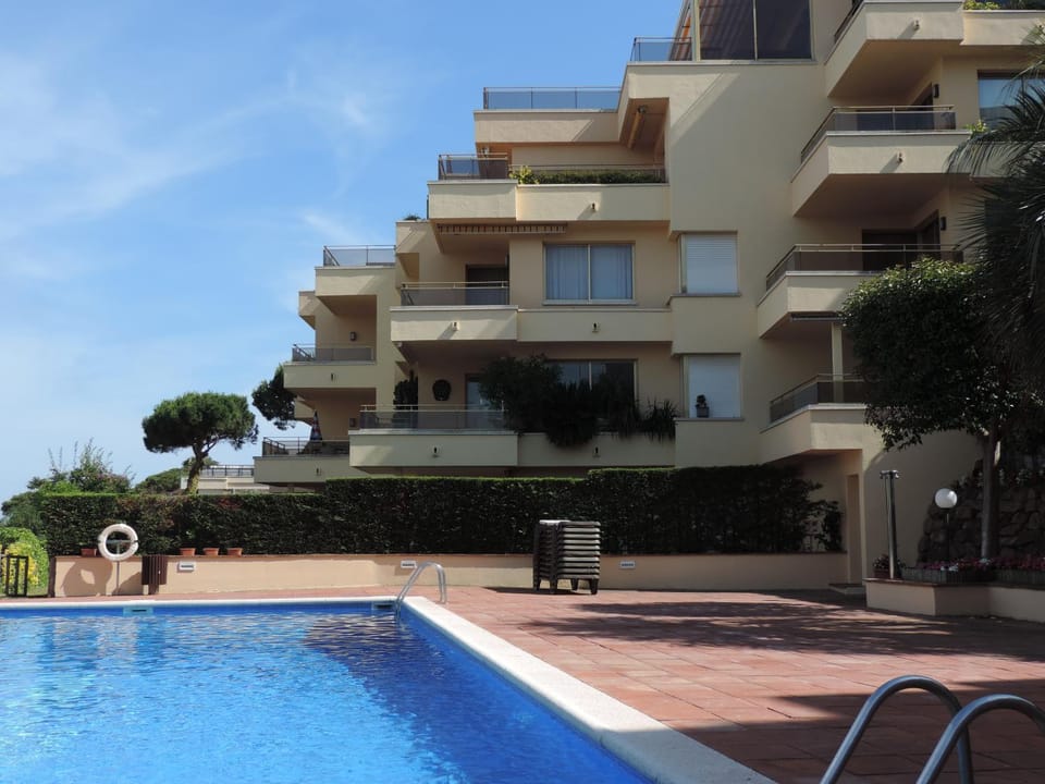 Property building, Swimming pool, sunbed