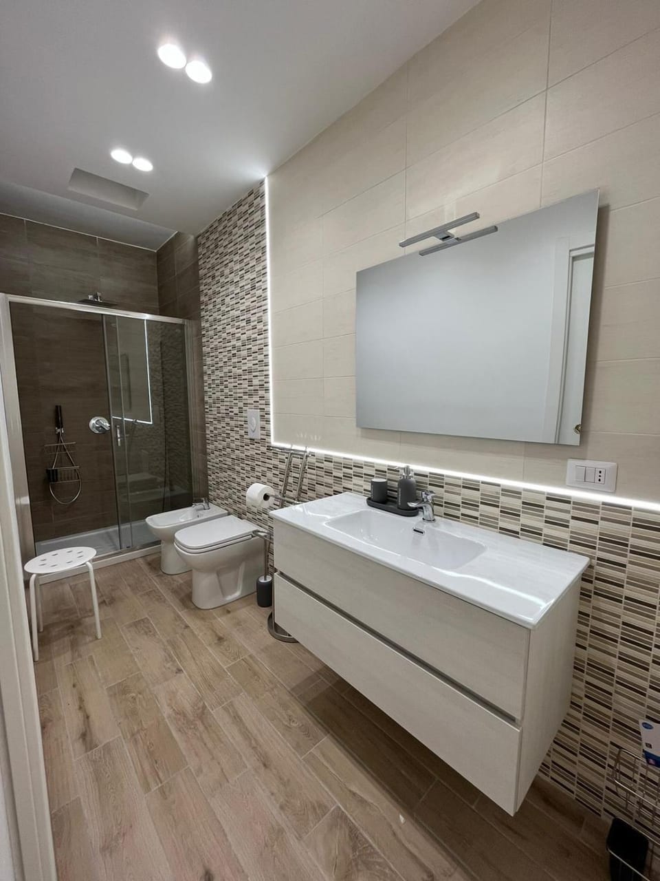 Toilet, Bathroom, towels