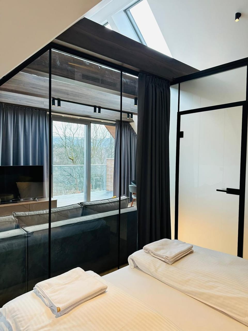 Bed, TV and multimedia, Photo of the whole room, Bedroom
