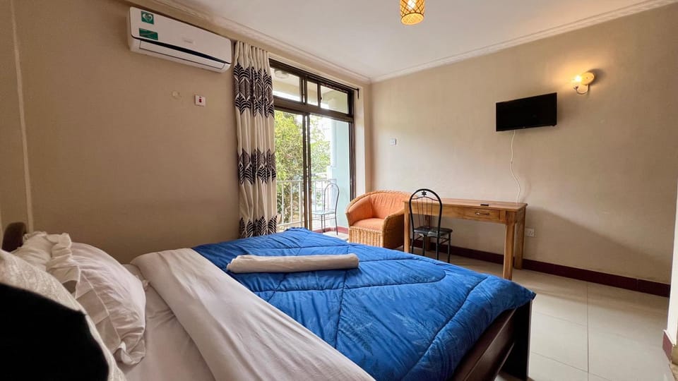 Bed, TV and multimedia, Photo of the whole room, Bedroom