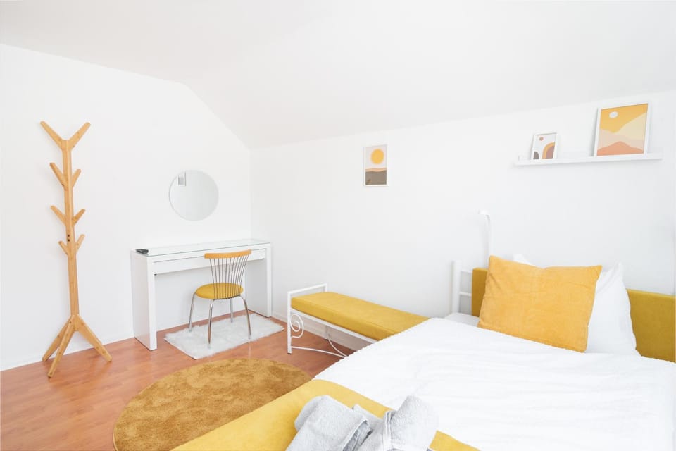 Bed, Photo of the whole room, Seating area, Bedroom, air conditioner, air conditioner