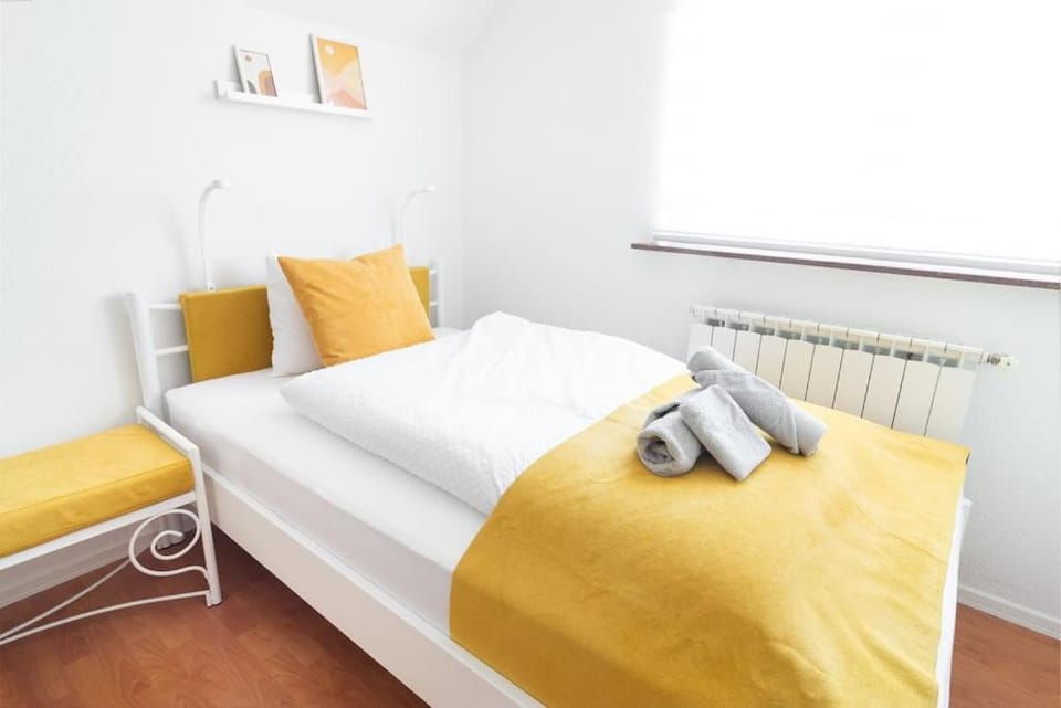 Bed, Photo of the whole room, Bedroom, internet, towels