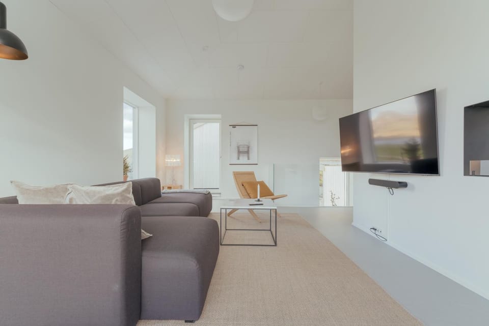 TV and multimedia, Living room, Seating area, Evening entertainment