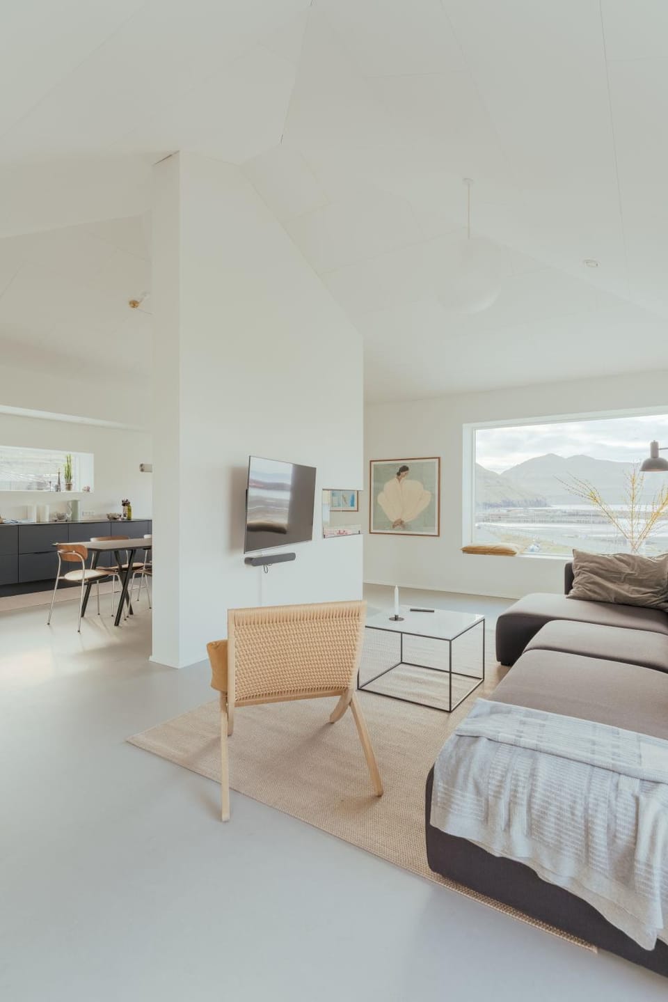 TV and multimedia, Kitchen or kitchenette, Living room, Seating area, Dining area