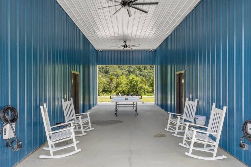 New Barndo/Kayak Launch/ 2 Private Hot Tubs Villa in Kentucky