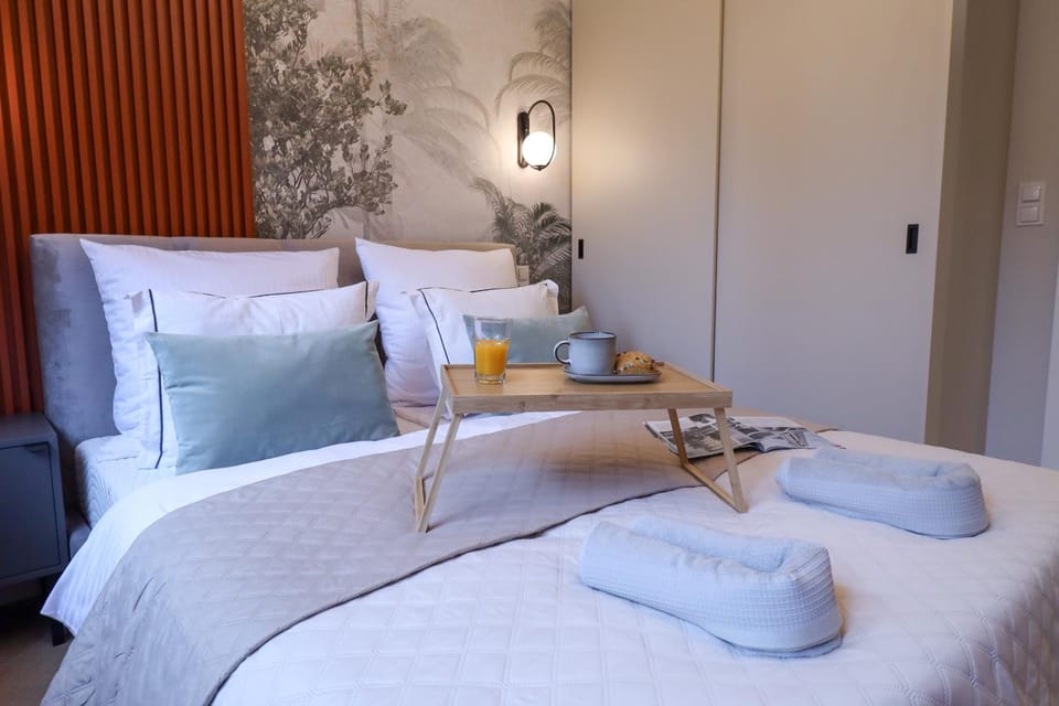 Bed, Bedroom, towels
