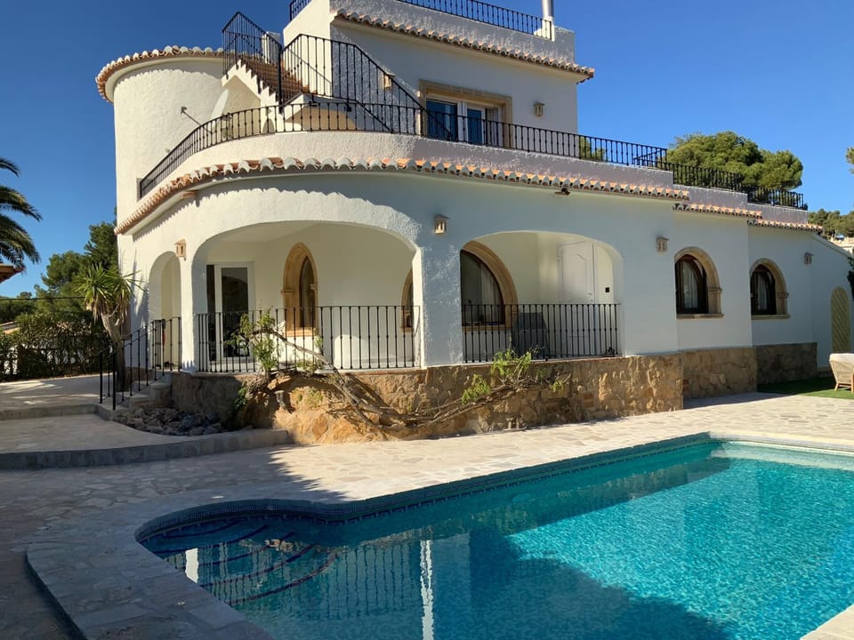 Property building, Pool view