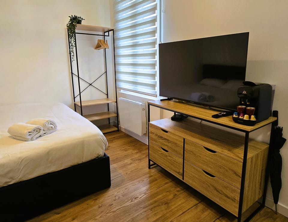 Bed, TV and multimedia, Bedroom