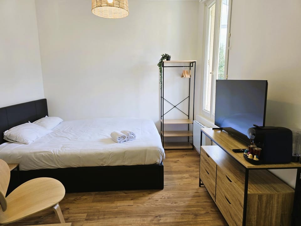 Bed, Photo of the whole room, Bedroom