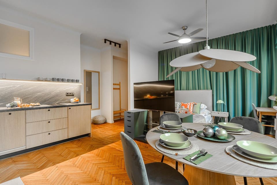 Kitchen or kitchenette, Living room, Seating area, Dining area