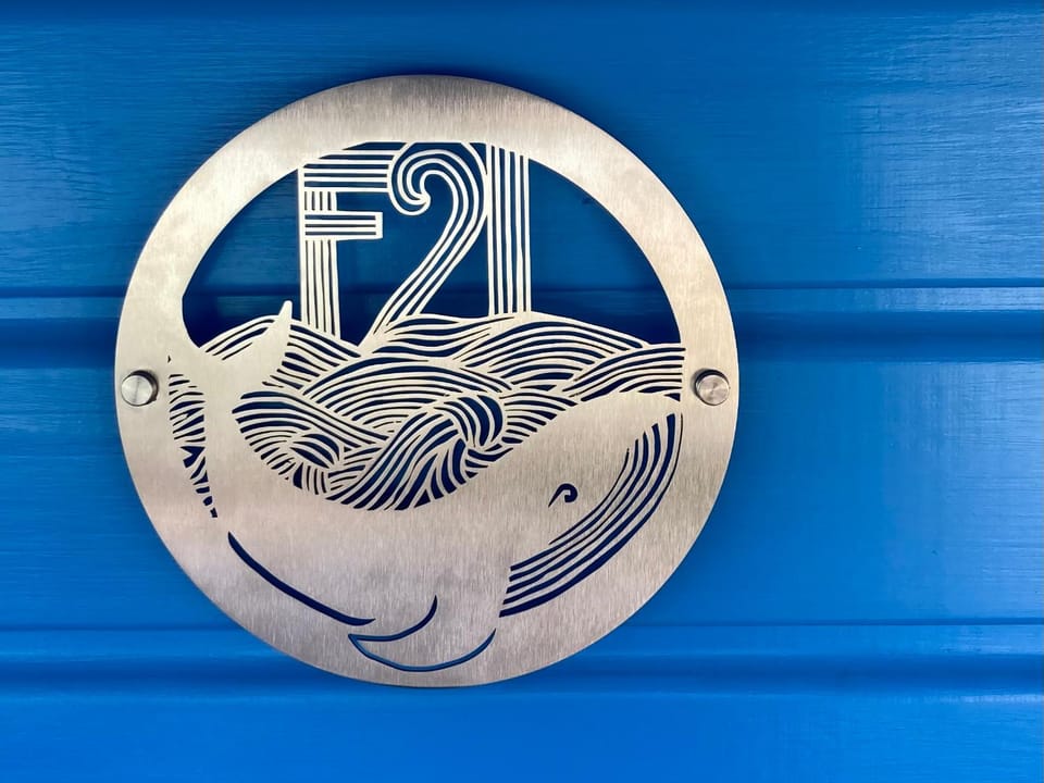 The Beach Hut. St Ives Bay, 5min walk to beach. Chalet in Hayle