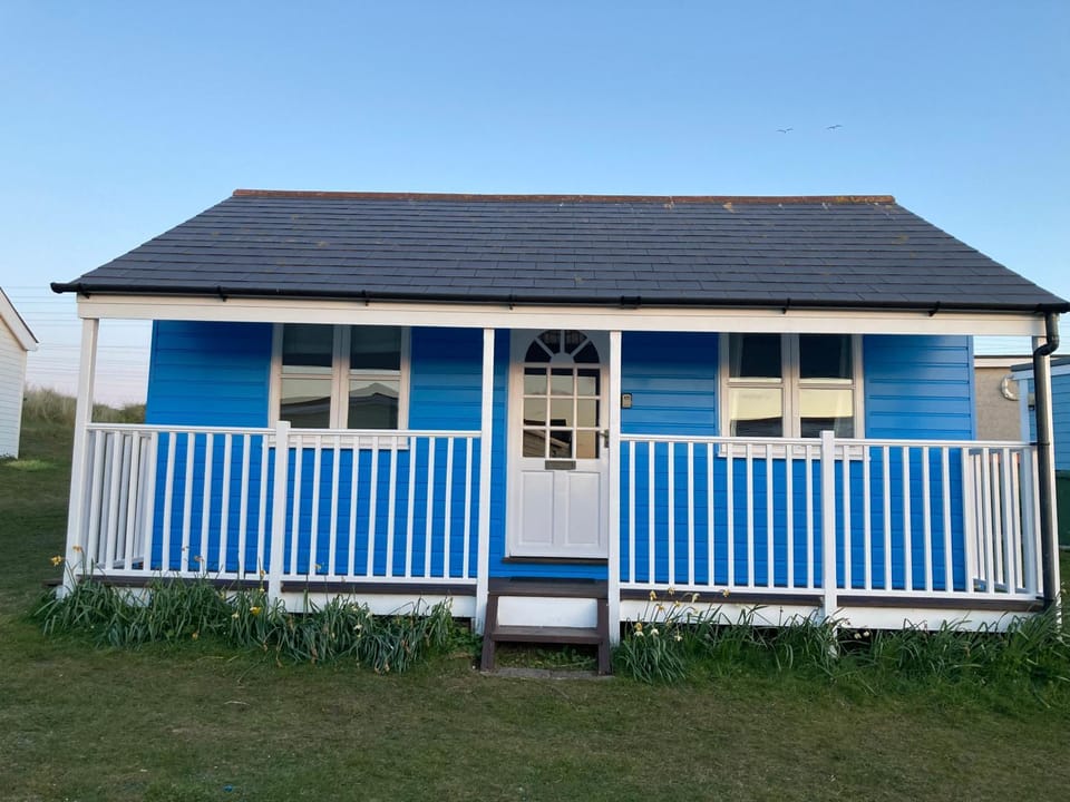 The Beach Hut. St Ives Bay, 5min walk to beach. Chalet in Hayle