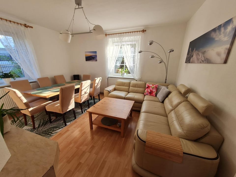 TV and multimedia, Living room, Seating area, Dining area