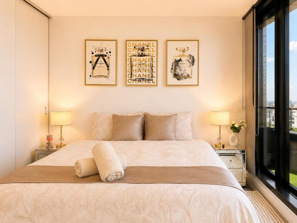 Breathtaking views of Yarra River and City skyline with Gym access Apartment in Southbank