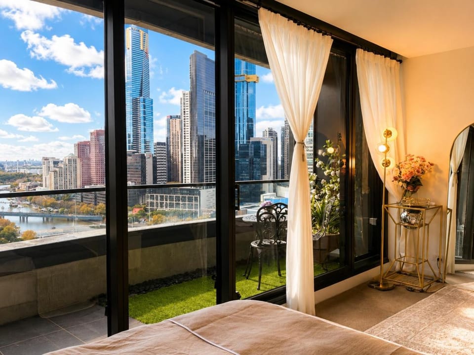 Breathtaking views of Yarra River and City skyline with Gym access Apartment in Southbank