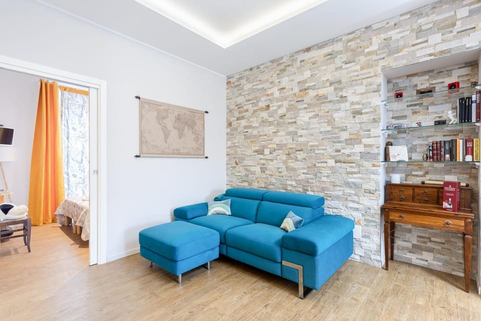 Communal lounge/ TV room, Library, TV and multimedia, Living room, Seating area